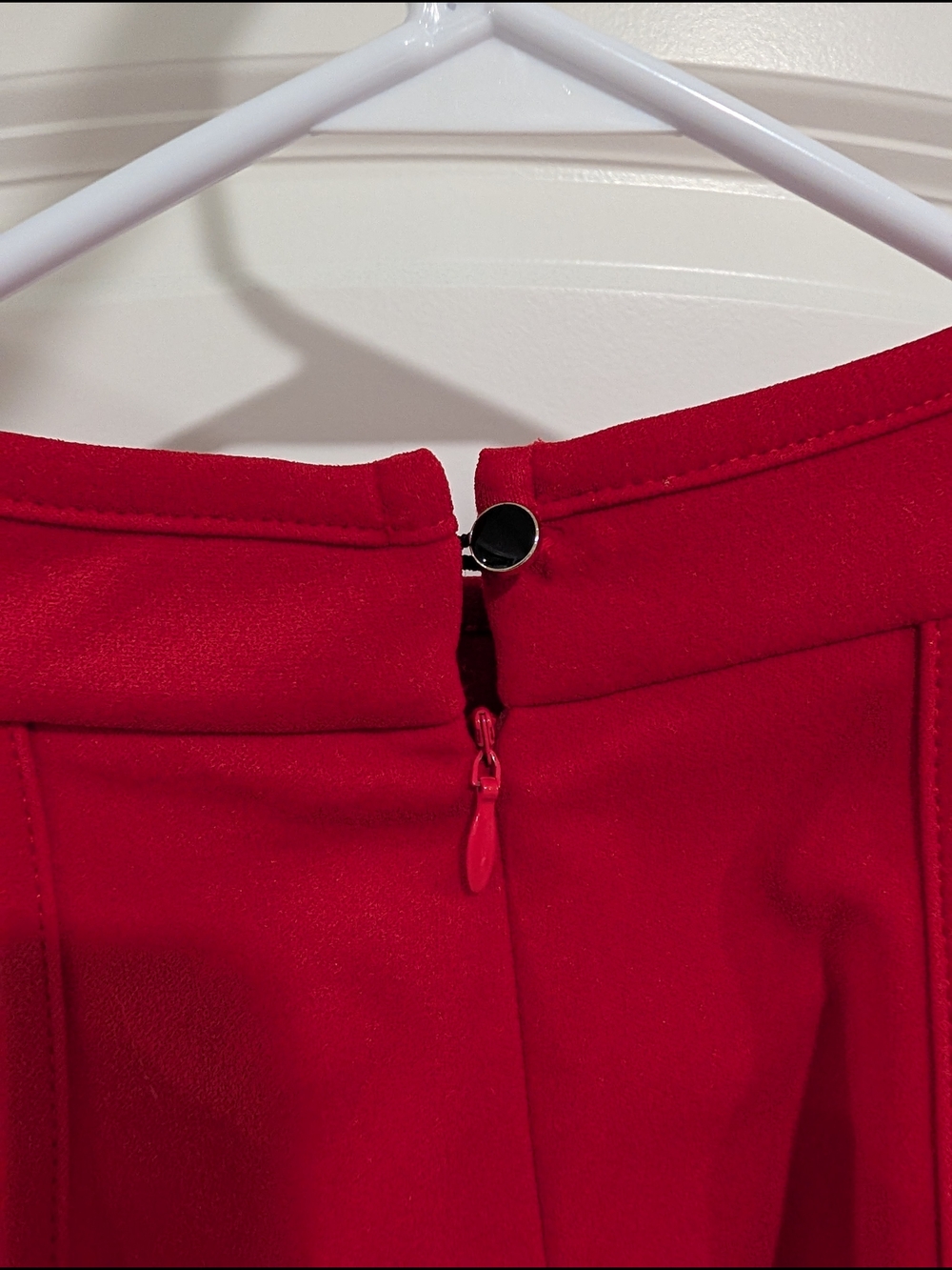 Elegant Red Halter Evening Gown - Size XXL - Picture 8 of 13